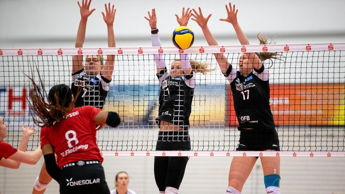 Vera Mulder,  Jaidyn Blanchfield und  Hanna Hellvig  (von links) blocken  gegen Vilsbiburgs Channon Thompson. 