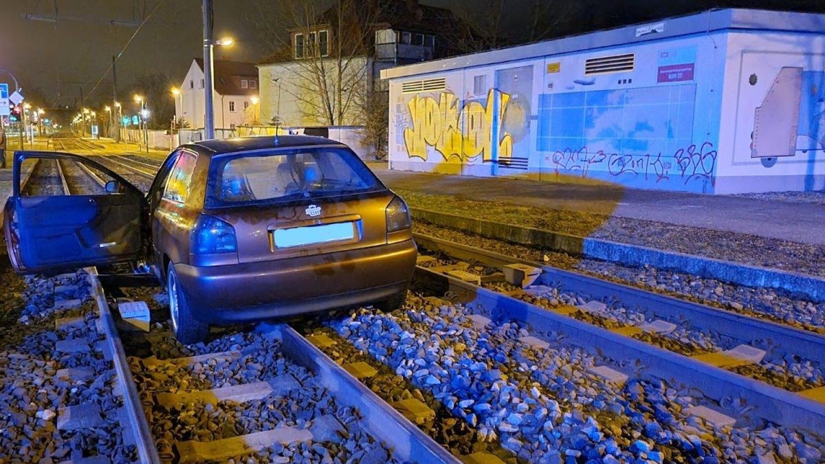 Der Audi hatte sich in den Straßenbahnschienen festgefahren.