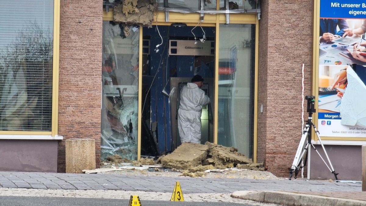 Spezialisten des Thüringer Landeskriminalamtes sind vor Ort im Einsatz, um spuren zu sichern.