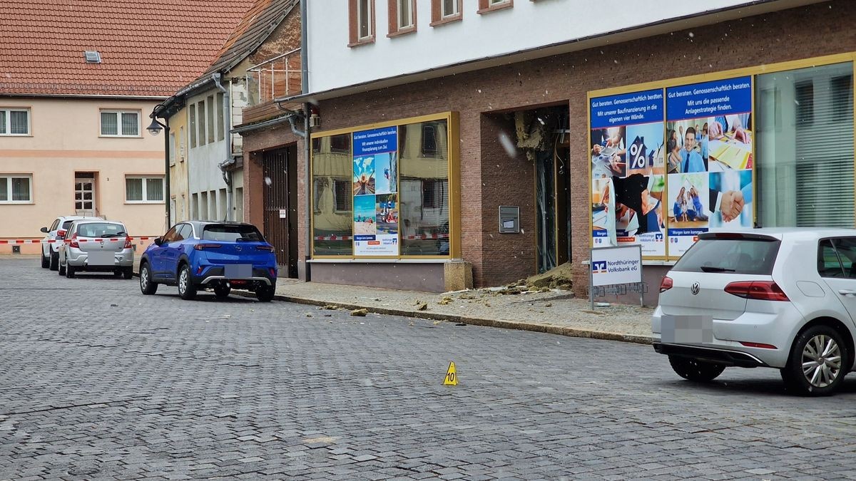 Unbekannte Täter haben am frühen Montagmorgen in der Innenstadt von Kölleda im Landkreis Sömmerda einen Geldautomaten gesprengt. Sie sind auf der Flucht.