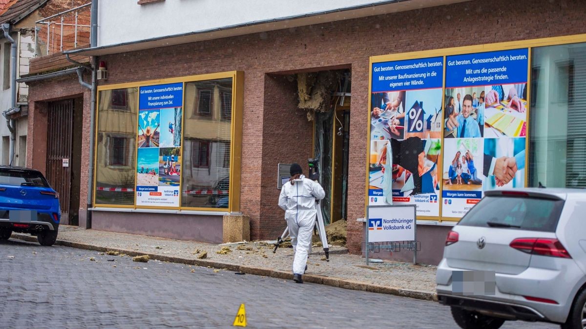 Unbekannte Täter haben am frühen Montagmorgen in der Innenstadt von Kölleda im Landkreis Sömmerda einen Geldautomaten gesprengt. Sie sind auf der Flucht.