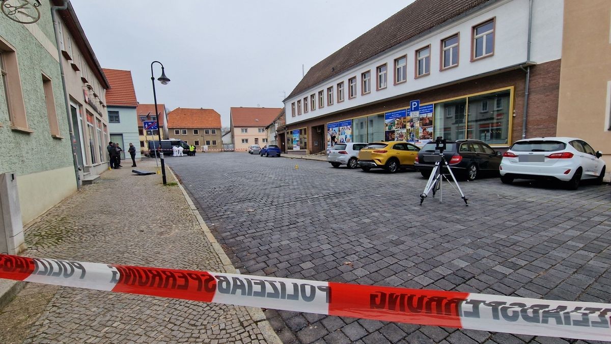 Anwohner des Hauses seien vorsorglich bei der örtlichen Feuerwehr untergebracht worden.