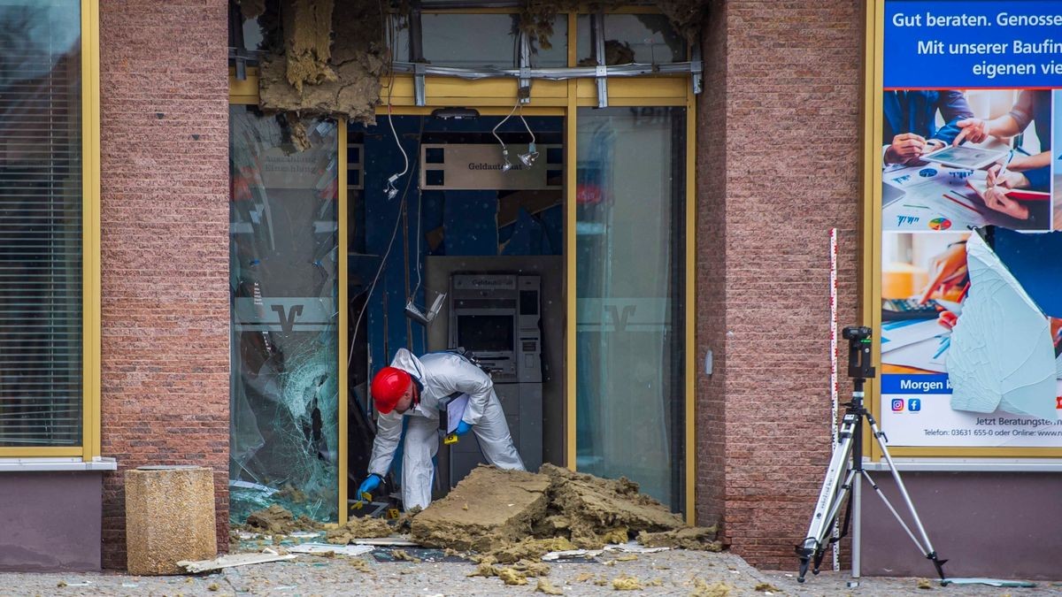 Spezialisten des Thüringer Landeskriminalamtes sind gegenwärtig vor Ort im Einsatz.