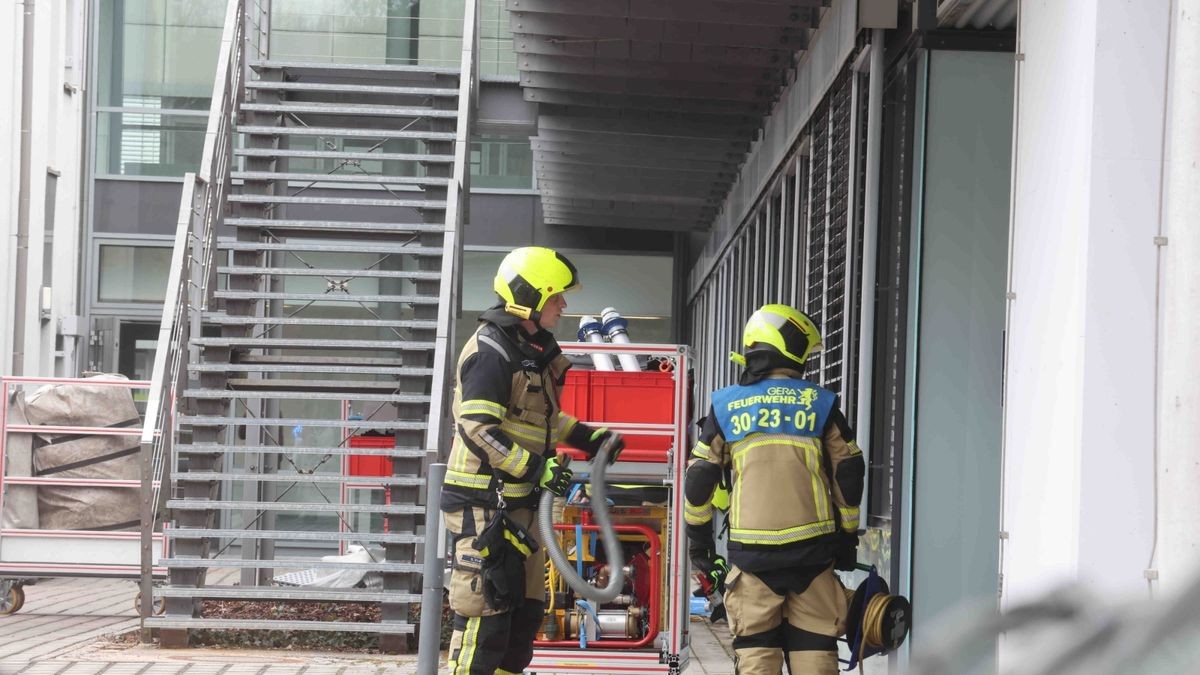 In Gera sind Polizei und Feuerwehr wegen eines Ammoniak-Unfalls am Klinikum im Einsatz. Die Polizei hat die Zufahrten auch für die Notaufnahme gesperrt.