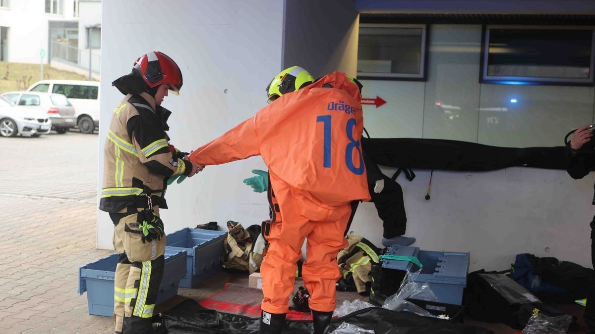 In Gera sind Polizei und Feuerwehr wegen eines Ammoniak-Unfalls am Klinikum im Einsatz. Die Polizei hat die Zufahrten auch für die Notaufnahme gesperrt.