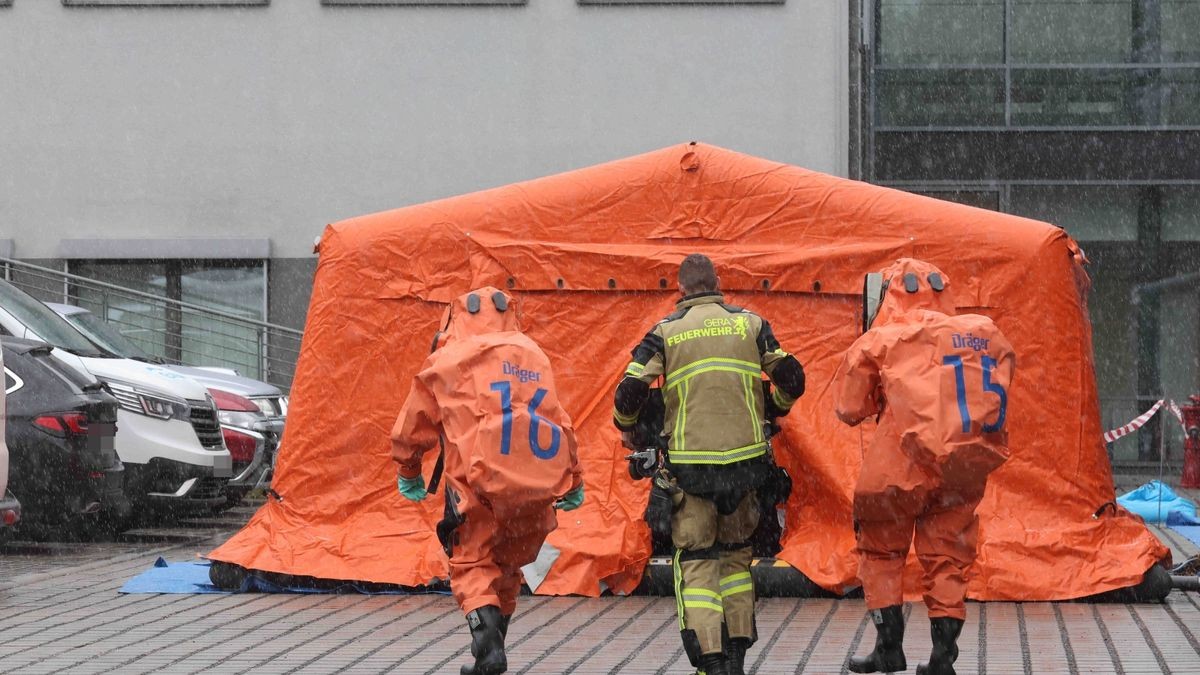 In Gera sind Polizei und Feuerwehr wegen eines Ammoniak-Unfalls am Klinikum im Einsatz. Die Polizei hat die Zufahrten auch für die Notaufnahme gesperrt.