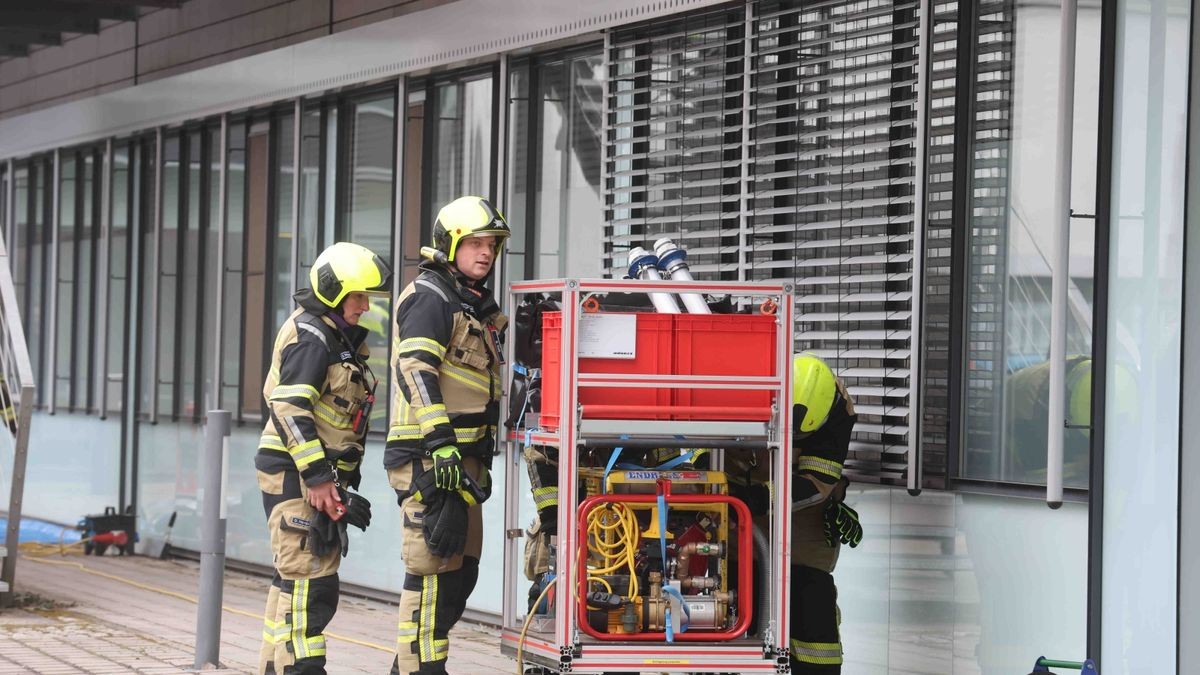 Weitere Feuerwehrleute würden ständig die Konzentration des Ammoniaks in der Luft messen.