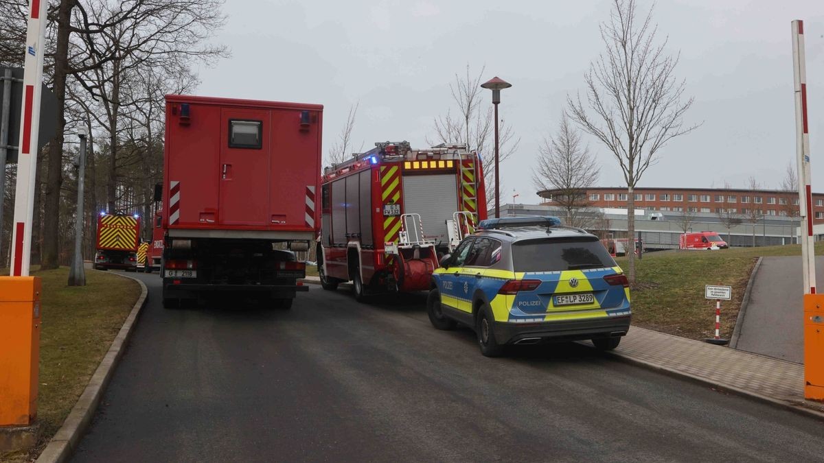 In Gera sind Polizei und Feuerwehr wegen eines Ammoniak-Unfalls am Klinikum im Einsatz. Die Polizei hat die Zufahrten auch für die Notaufnahme gesperrt.