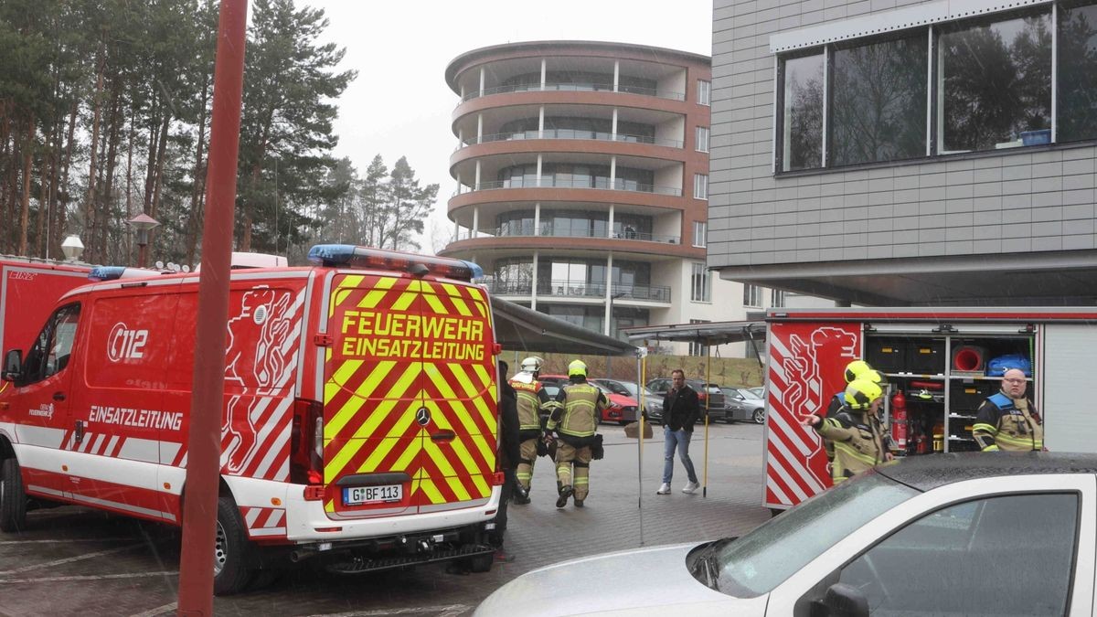 Wegen austretendem Ammoniak in einem Krankenhaus sind Feuerwehr und Polizei in Gera im Einsatz.