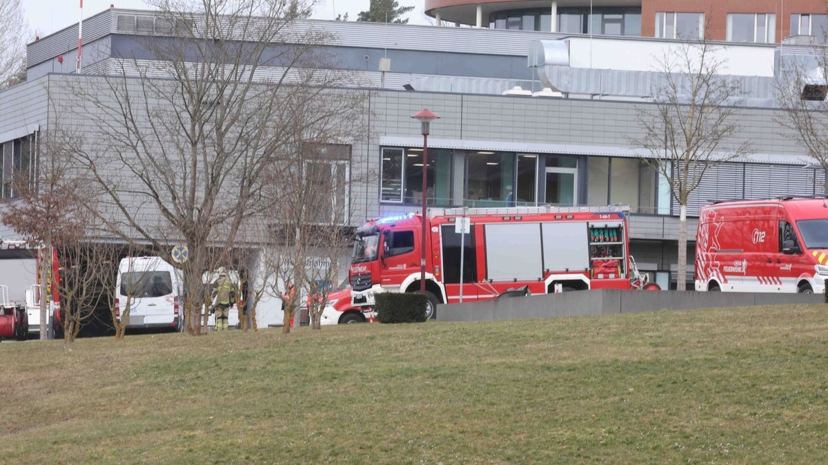 Auch der Betrieb im Krankenhaus liefe zunächst weiter.