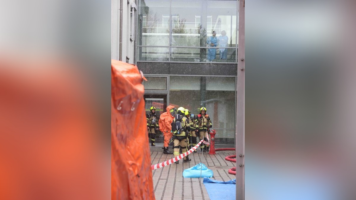 Um das Leck zu untersuchen und schnell zu schließen, werde ein spezieller Trupp der Feuerwehr in sogenannten Chemikalienschutzanzügen den betroffenen, inzwischen geschlossenen, Raum betreten.