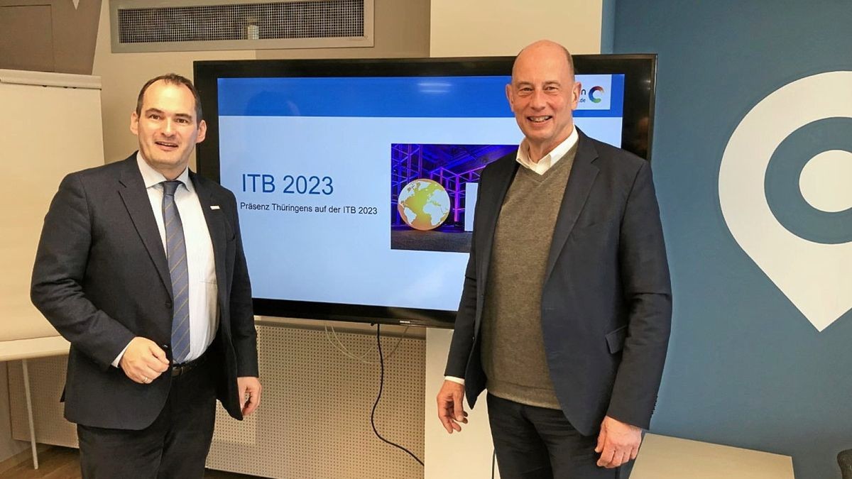 Christoph Gösel (links), Geschäftsführer der Thüringer Tourismus-GmbH, und Wirtschaftsminister Wolfgang Tiefensee wollen auf der Internationalen Tourismus-Börse in Berlin 2023 für Thüringen werben.