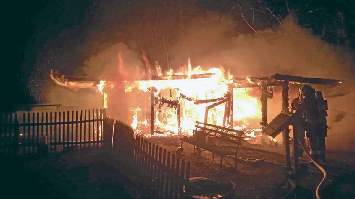 Beim Eintreffen der Feuerwehr auf dem Naturspielplatz stand der Futterraum vor dem Pferdestall im Vollbrand.