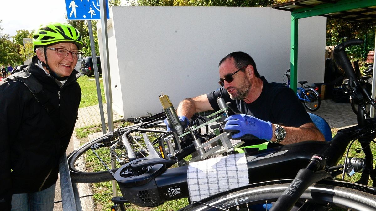 Thomas Daniel vom der Polizeiinspektion Sömmerda codiert Fahrräder beim Aktionstag der Kreisverkehrswacht.