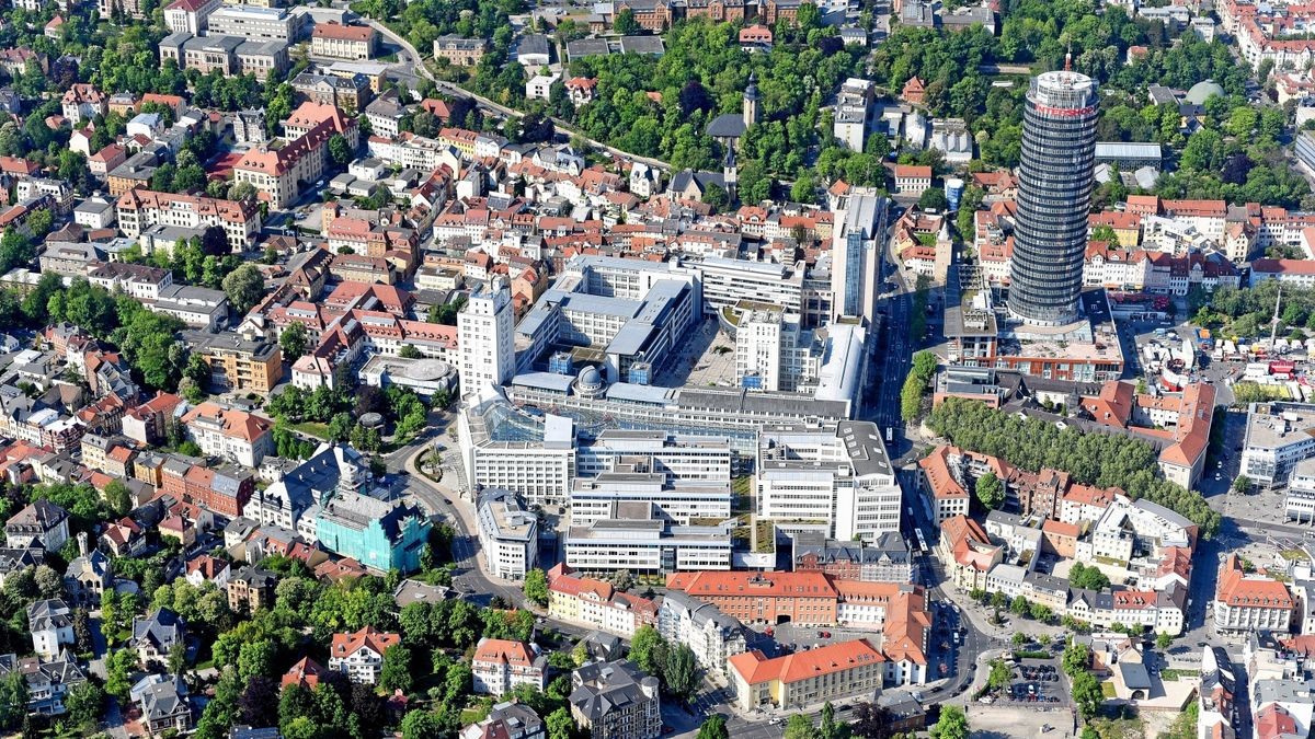 Luftbild Jena Stadtzentrum. Links neben dem Campus Ernst-Abbe-Platz befindet sich das Klinikgelände Bachstraße.