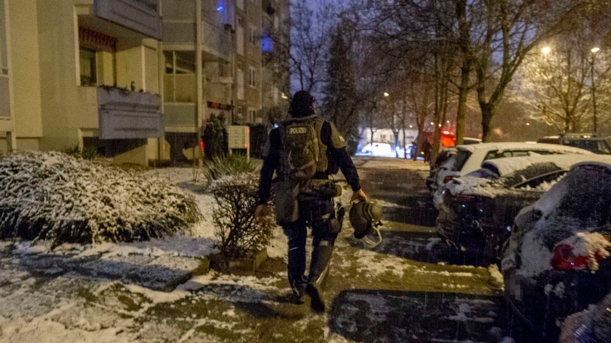 Die Einsatzkräfte verschafften sich am frühen Mittwochmorgen Zugang zu einer Wohnung in einem Mehrfamilienhaus.