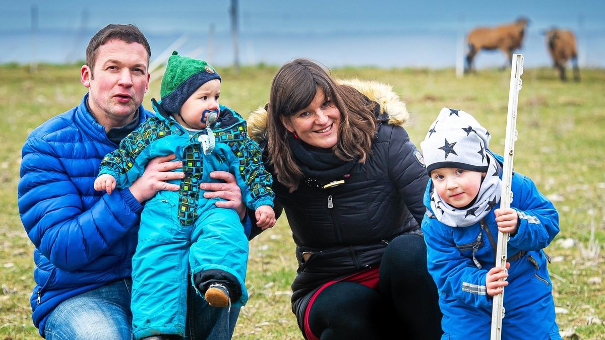 Matthias und Christin Descher mit ihren Söhnen Mio (1) und Leo (3) auf der Weide hinter dem Gehöft in Dörna.