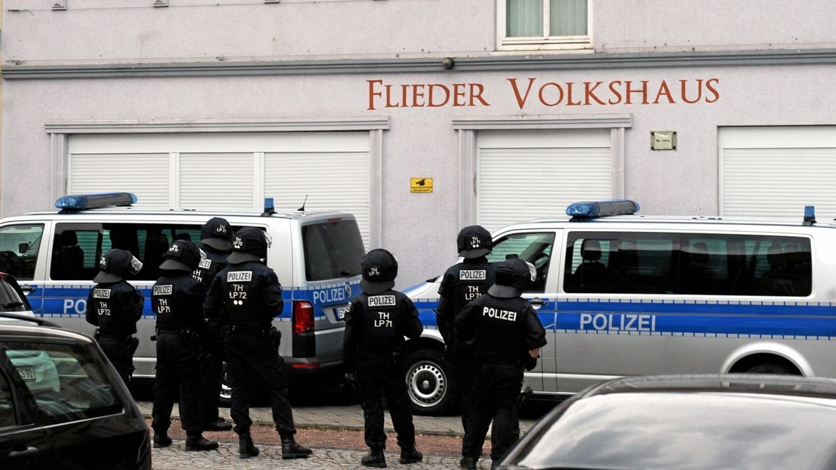 Polizeibeamte bei einem Einsatz in der NPD-Zentrale „Flieder Volkshaus“ in Eisenach-West im Zuge einer geplanten Musikveranstaltung.