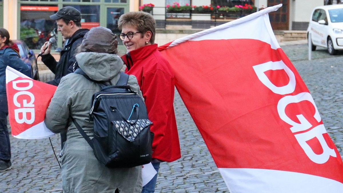 Eine Gewerkschafterin mit der Fahne des Deutschen Gewerkschaftsbundes.