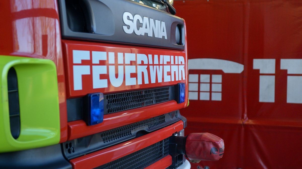 Die Feuerwehr rückte zur Unfallstelle aus und reinigte diese. 