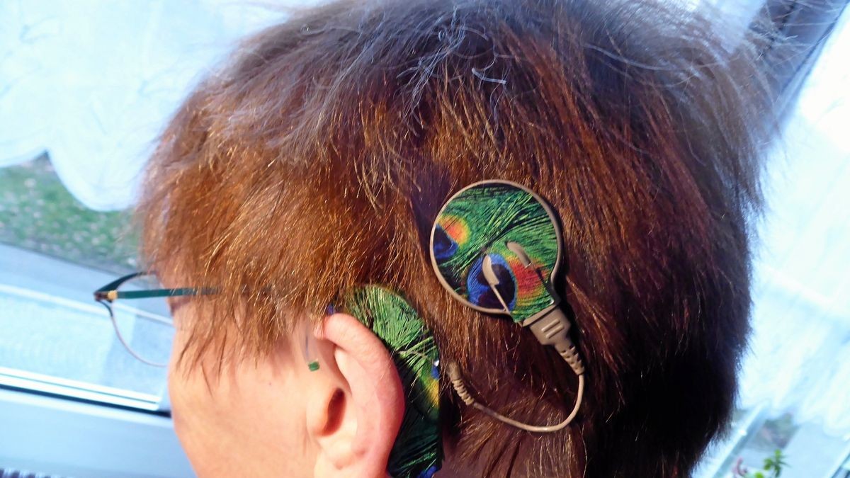 Uta Lapp aus Eisenach trägt eine Hörprothese, ein Cochlea-Implantat. Sie leitet eine gleichnamige Selbsthilfegruppe.