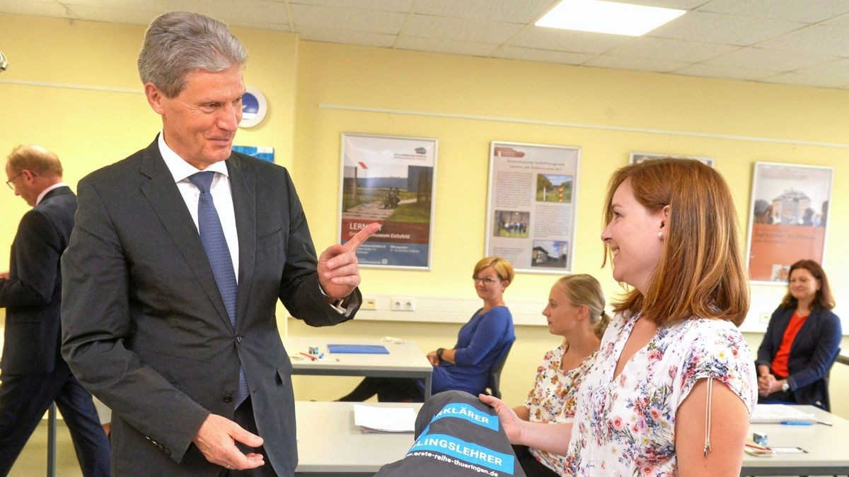 Wenn in Nordthüringen Lehrer verbeamtet werden, ist das ein freudiges Ereignis, Bildungsminister Helmut Holter (Linke) hier im Jahr 2020 im Schulamt Nordthüringen. Für Theresa Knauft aus Dingelstädt stand die Grundschule Großbodungen als nächste Station im Programm.