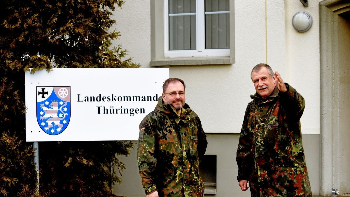 Der künftige „Sprecher der Bundeswehr im Bundesland Thüringen“, Oberstleutnant Claus Richter (links), und der scheidende Sprecher, Oberstleutnant Michael Weckbach, im Gespräch.