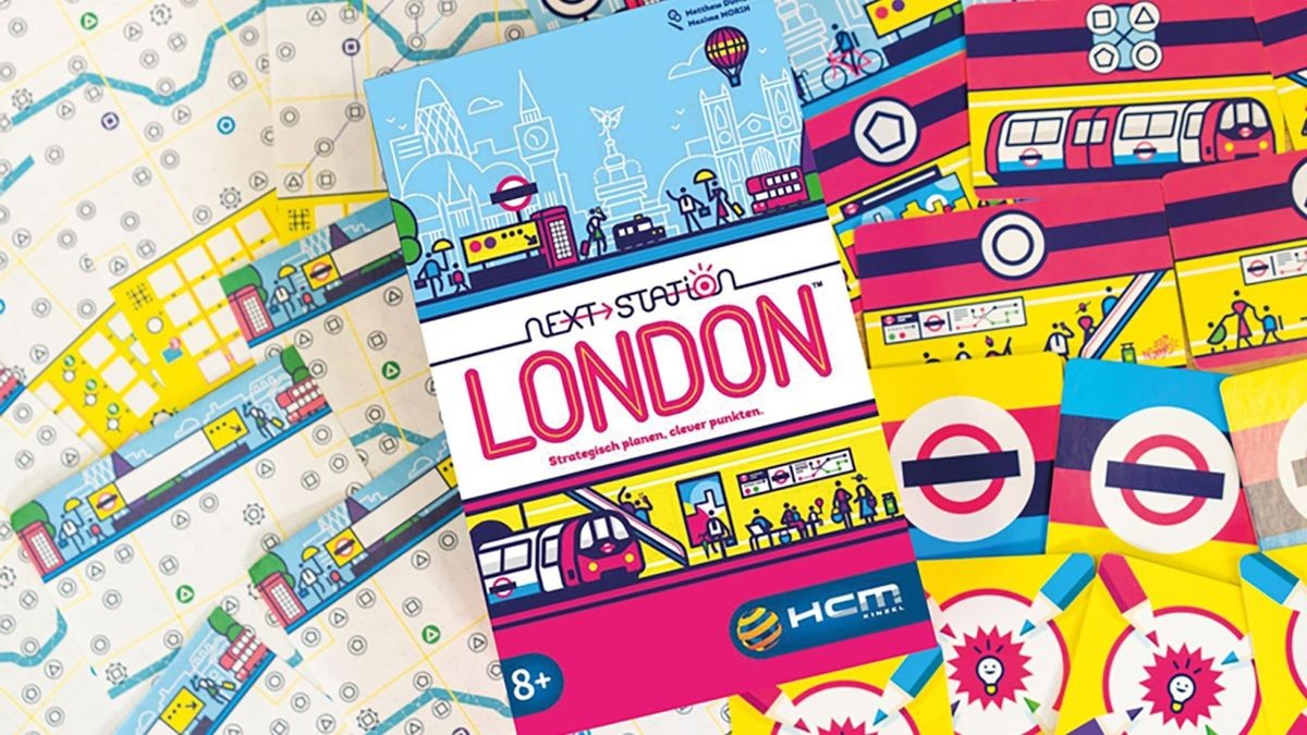 Bei «Next Station London» müssen bis zu 4 Spielende in vier Runden vier U-Bahn-Linien mit vier verschiedenfarbigen Buntstiften auf einem abstrakten Londoner Stadtplanraster entstehen lassen. Punkte gibt es etwa dafür, wie oft die Themse überquert wird.