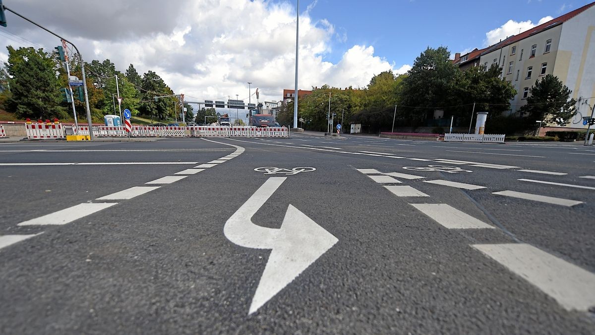 Die beiden Linksabbiegespuren stadteinwärts in die Trommsdorffstraße werden voraussichtlich bis 24. März nur eingeschränkt befahrbar sein.