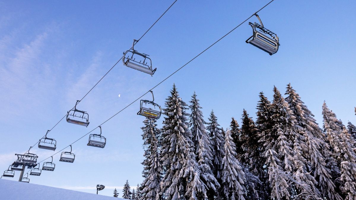 Der Lift am Fallbachhang in Oberhof ist noch geöffnet.