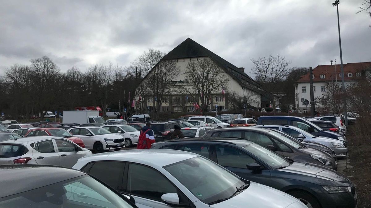 Der Parkplatz zwischen Stadion (nicht im Bild) und Thüringenhalle war am Samstagvormittag bereits vollgestellt mit Autos von Ausstellungsbesuchern und und Fußball-Fans.