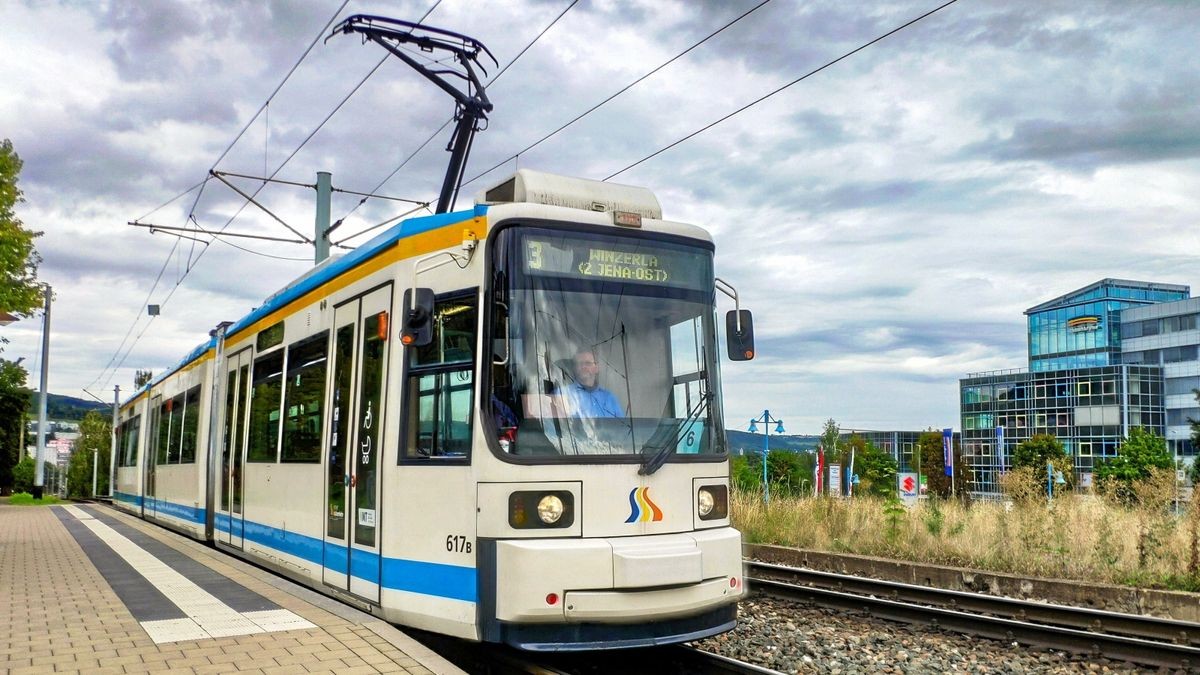 Eine Jenaer Straßenbahn der Linie 3 an der Endhaltestelle Winzerla. (Archivfoto)