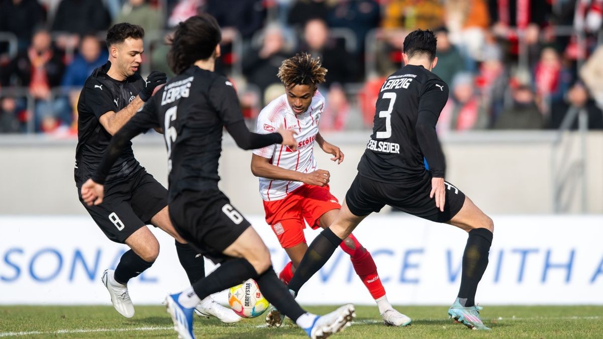 Keliano Tavares setzt sich gegen Mike Eglseder, Zak Paulo Piplica und Farid Abderrahmane durch 