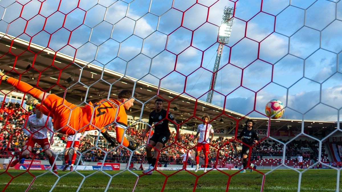 Erik Weinhauer erzielt in dieser Szene den 1:0-Treffer für Erfurt