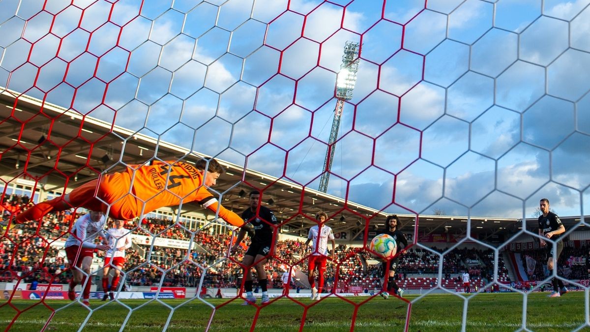 Erik Weinhauer erzielt in dieser Szene den 1:0-Treffer für Erfurt 