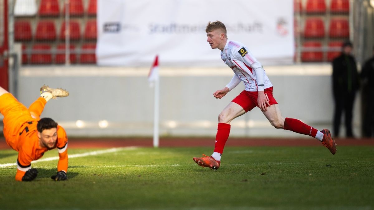 Erik Weinhauer erzielt in dieser Szene den 1:0-Treffer für Erfurt