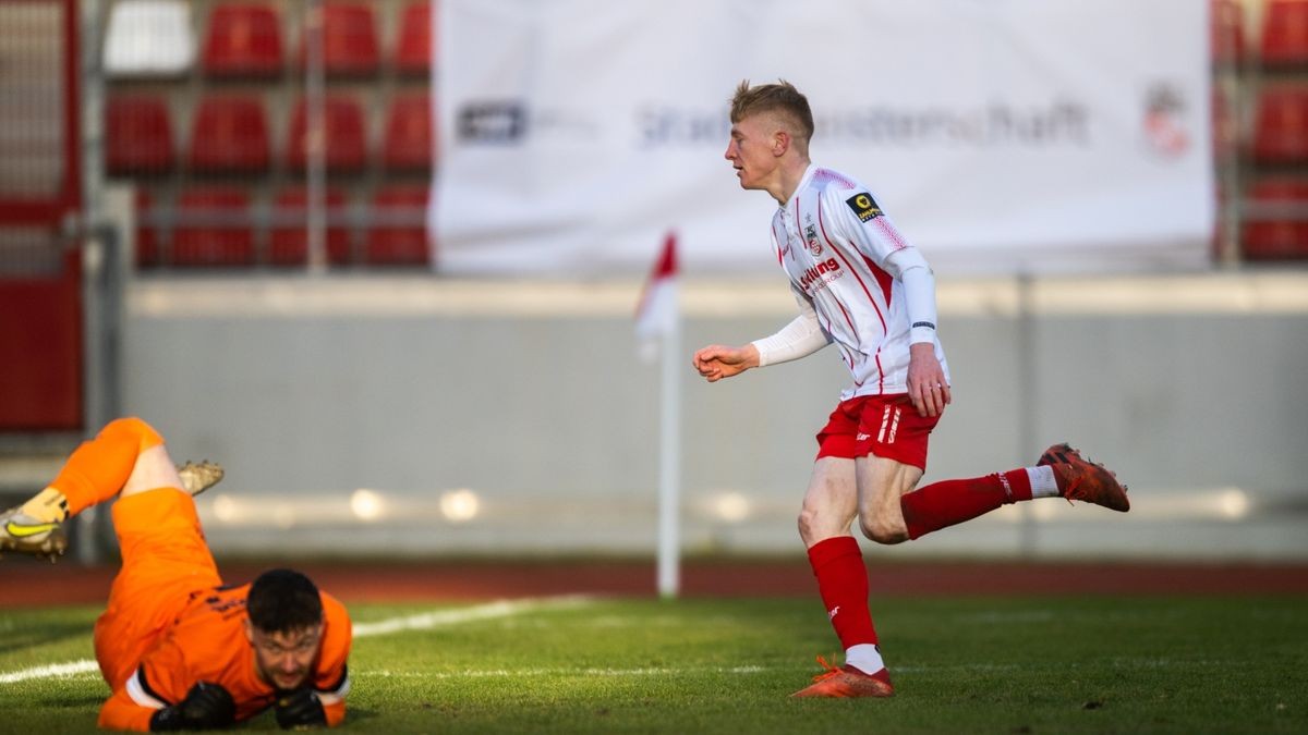 Erik Weinhauer erzielt in dieser Szene den 1:0-Treffer für Erfurt