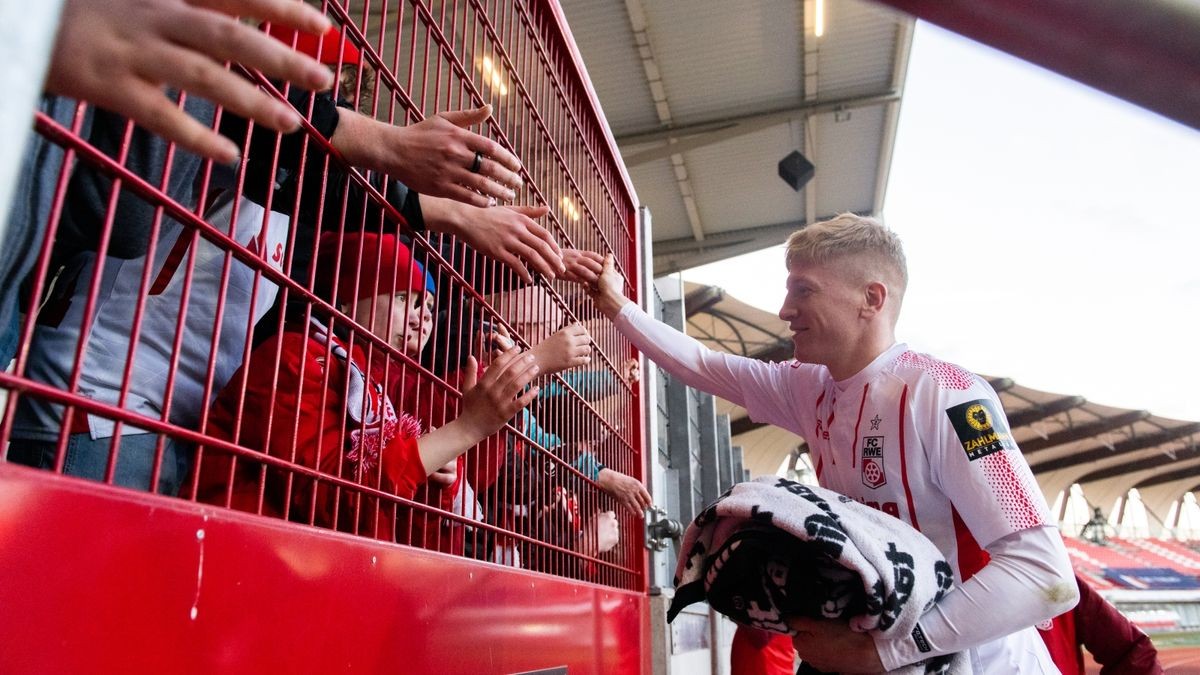 Torschütze Erik Weinhauer feiert nach dem Abpfiff mit den Fans