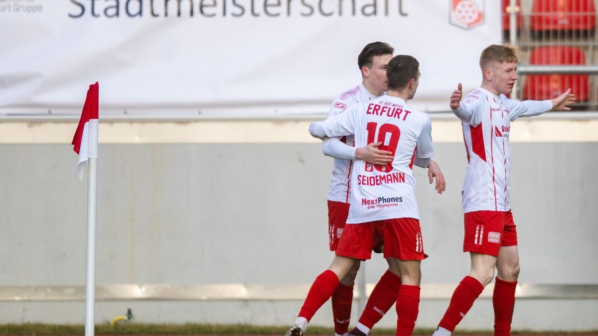 Erik Weinhauer jubelt nach dem 1:0-Treffer