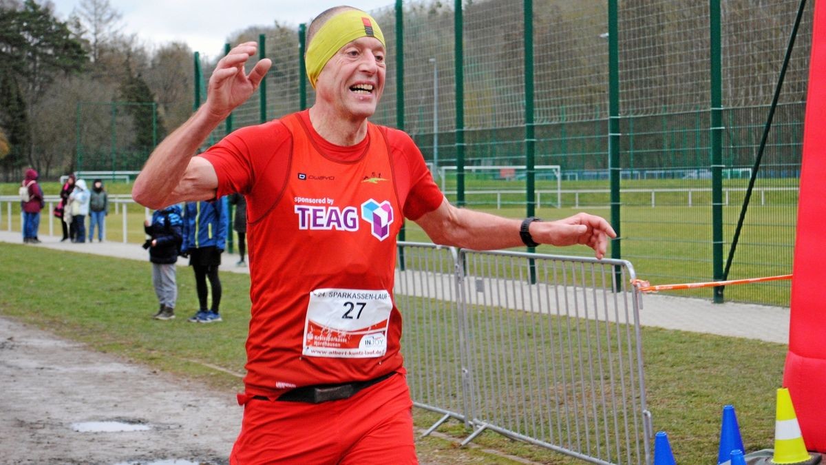 Als Fünfter überquerte der Nordhäuser Jens Peter die Ziellinie beim 45. Albert-Kuntz-Lauf. Zugleich übernahm er beim Nordthüringer Laufcup mit 29 Punkten die Führung in seiner Altersklasse M 55.