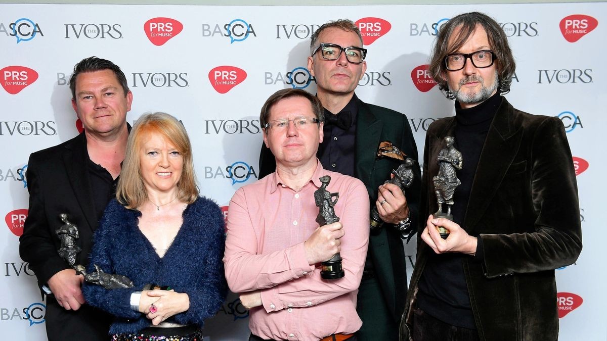 Die Band Pulp in London: (von links) Nick Banks, Candida Doyle, Mark Webber, Steve Mackey und Jarvis Cocker. Bassist  Steve Mackey ist am 2. März Donnerstag im Alter von 56 Jahren gestorben. (Archiv-Foto)