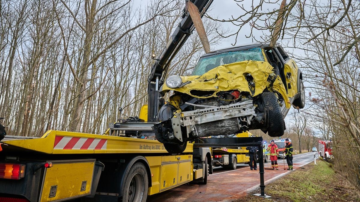 Zwei Personen verstarben am Montagvormittag bei einem schweren Verkehrsunfall zwischen Gotha und Trügleben. Mehrere Stunden lang war die Landstraße L3007 voll gesperrt.