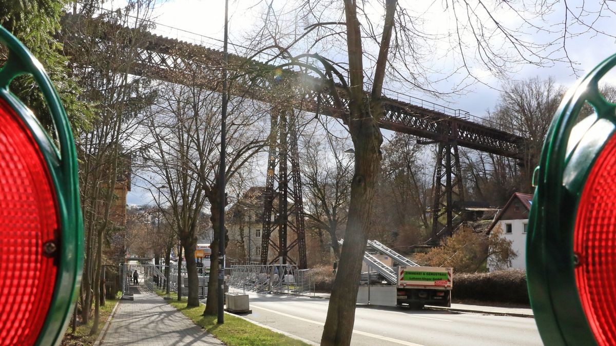 Baufälliger OschütztalViadukt 25 Meter langer Gerüsttunnel entsteht