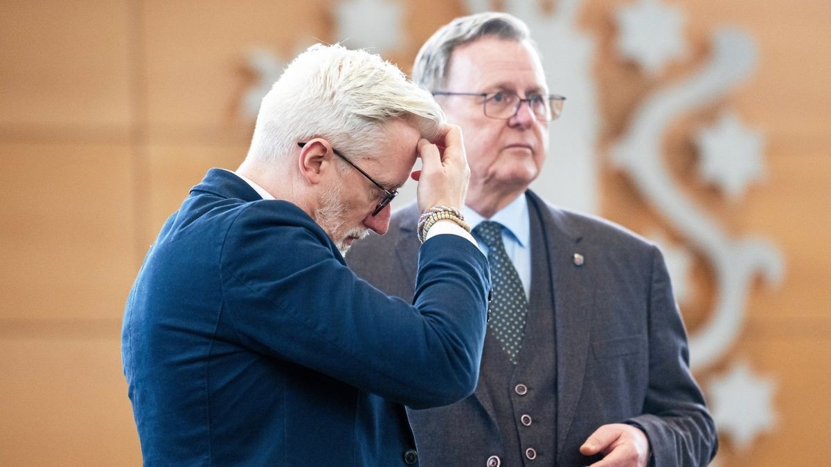 Ministerpräsident Bodo Ramelow (Die Linke), rechts, und Benjamin-Immanuel Hoff (Die Linke), Staatskanzleichef und Minister für Kultur, Bundes- und Europaangelegenheiten, im Gespräch.