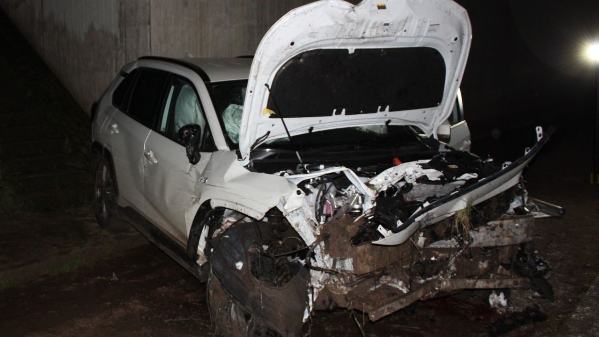 Bei einem Unfall auf der A4 nahe Gotha ist am Dienstagabend ein Mann lebensbedrohlich verletzt worden.