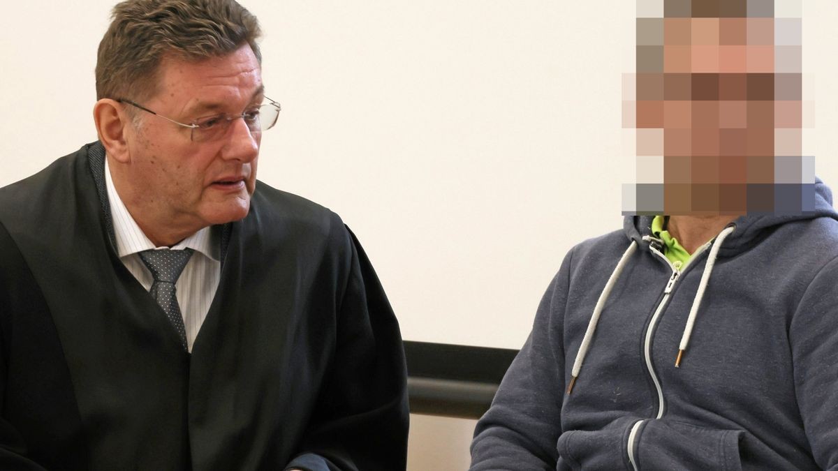 Atanas L. (gepixelt) mit seinem Verteidiger, Volkmar Kölsch: Der 36-Jährige muss sich in einem Sicherungsverfahren vor der Schwurgerichtskammer am Landgericht Erfurt verantworten, weil er Ende August des Vorjahres in Apolda ein Haus in Brand gesteckt haben soll. Bei dem Feuer starben vier Menschen, mindestens 14 weitere wurden teils schwer verletzt.   