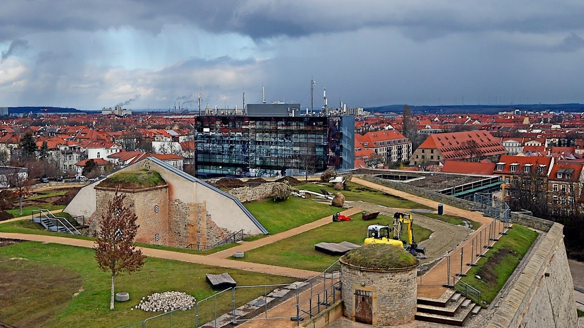 Auf dem Petersberg Bastion Franz werden von Mitarbeitern des Erfurter Garten- und Friedhofamt große Bäume gesetzt. Doch wegen Streitigkeiten zwischen den Erfurter Behörden wurden die Arbeiten eingestellt. 