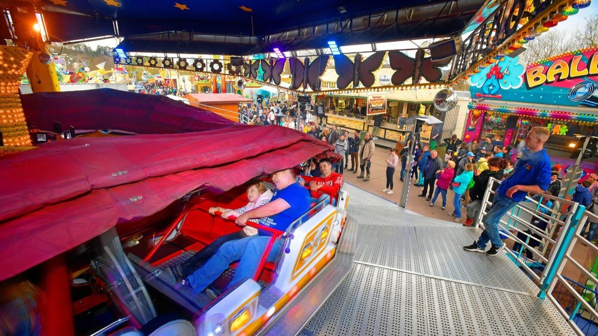 Auf dem Festplatz Spicke sind zum Sommergewinn viele Fahrgeschäfte aufgebaut. Der Rummel beginnt am 17. März.