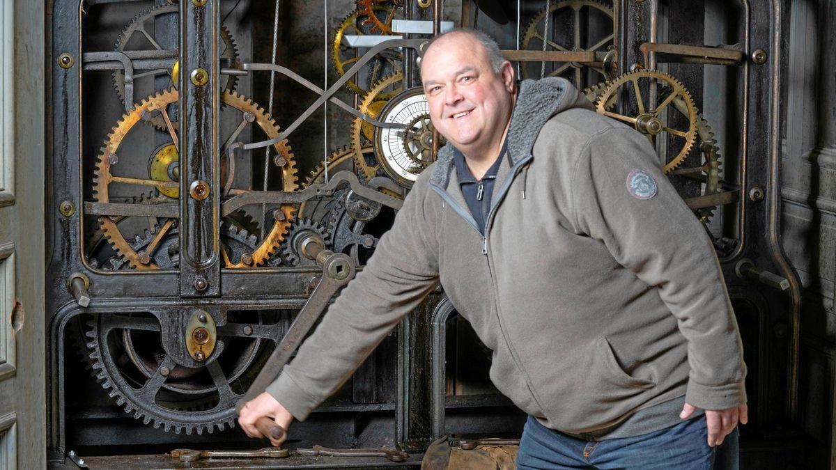 Andreas Brandt vor dem Werk der Turmuhr von St. Marien.