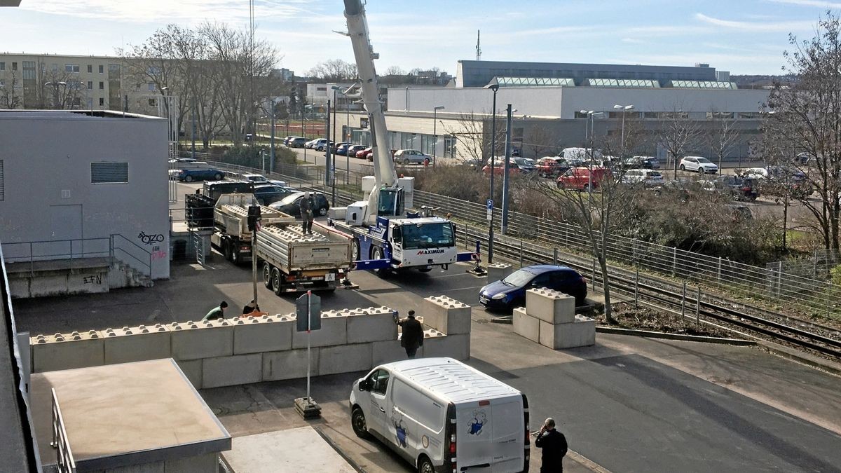 An der Vilnius-Einkaufspassage wird wieder eine Mauer aus Betonklötzen gesetzt. Diese Posse ereignete sich an derselben Stelle schon im Mai 2022.